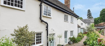 Carters Yard C13th Cottage in the centre of the historic village of Kimbolton