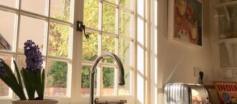 Carters Yard C13th Cottage in the centre of the historic village of Kimbolton