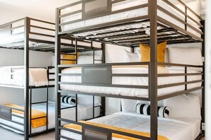 10 quartos, ferros/tábuas de passar roupa, Wi-Fi de cortesia