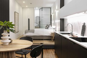 1 slaapkamer, een bureau, een strijkplank/strijkijzer, reisbedje