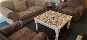 شقة بتجهيزات أساسية - غرفة نوم واحدة | منطقة المعيشة | تلفزيون ذكي بحجم 42-بوصة يعرض قنوات فضائية، تلفزيون