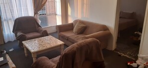 Apartamento básico, 1 habitación | Zona de estar | Smart TV de 42 pulgadas con canales por satélite, una televisión