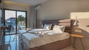 Une chambre d’hôtel moderne avec un grand lit, une petite table et une vue sur l’extérieur.