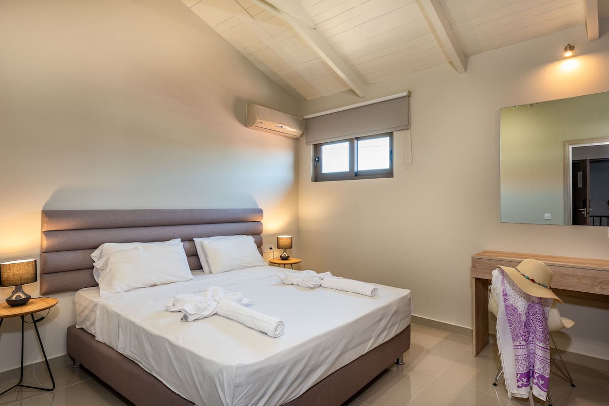 Comfort Studio Suite | Hypo-allergenic bedding, in-room safe, laptop workspace, blackout drapes