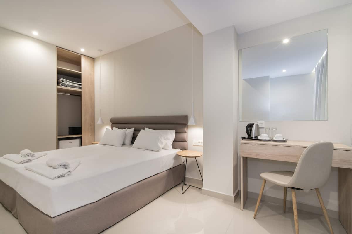 Standard Double or Twin Room | Hypo-allergenic bedding, in-room safe, laptop workspace, blackout drapes