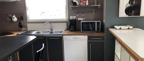 Frigorífico, microondas, horno y placa de cocina