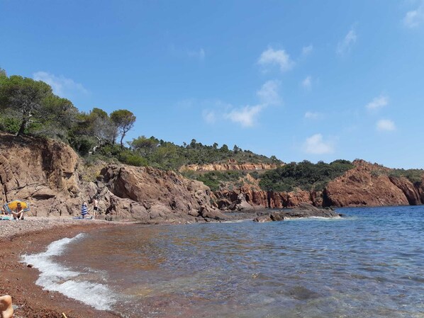 Una spiaggia nelle vicinanze, lettini da mare