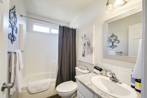 Combined shower/bathtub, hair dryer, towels - #HabitueHomes - True Blue Family Home - Near Park! (Meridian)