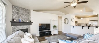 #HabitueHomes - True Blue Family Home - Near Park!