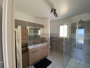 Shower, hair dryer, towels - Villa Flora (La Gaude)