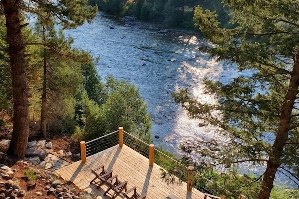 Lower deck on the river