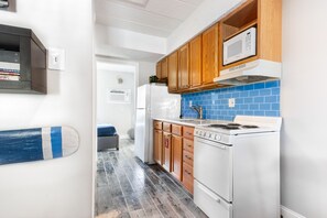 Kylskåp, mikrovågsugn, ugn och spishäll