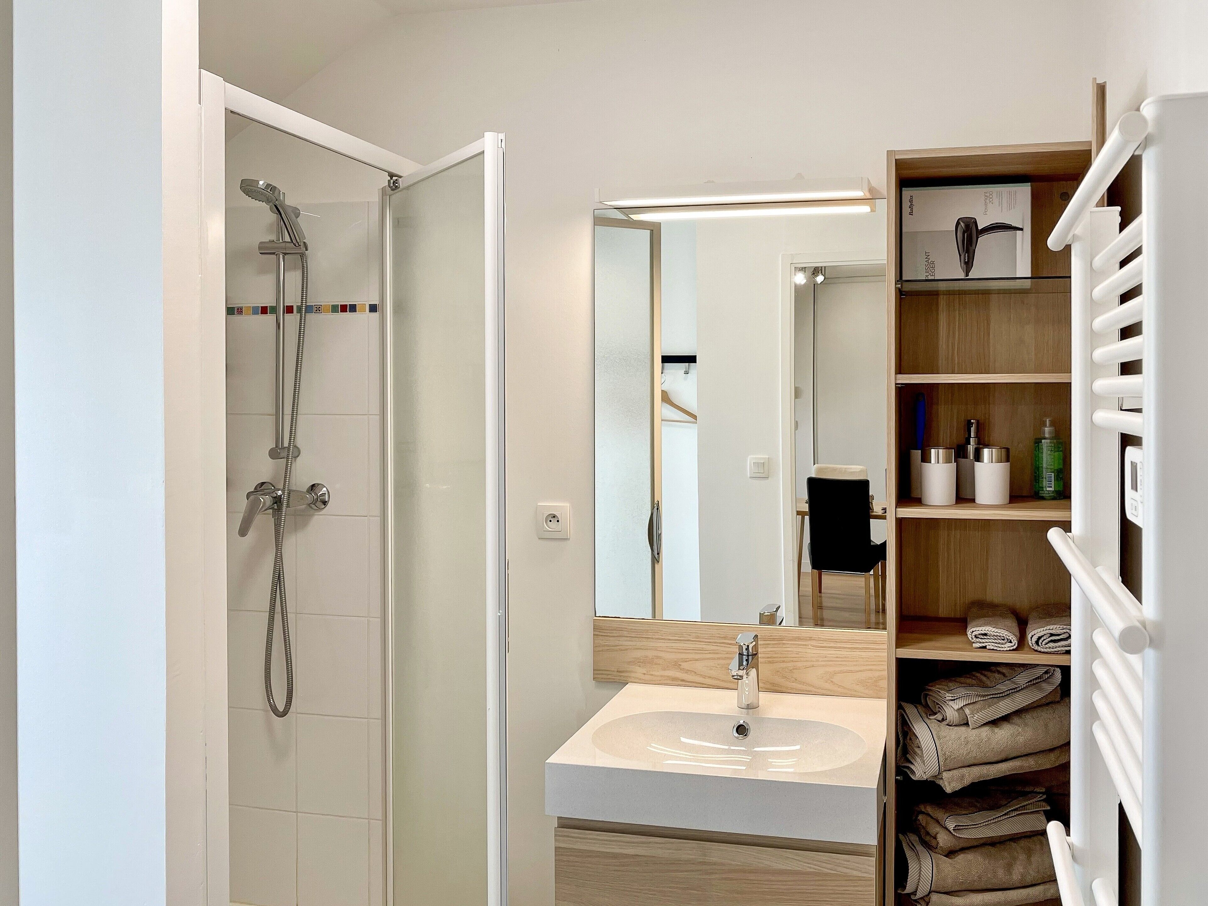 Douche, sèche-cheveux, serviettes fournies, papier toilette