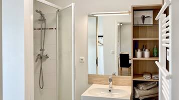 Douche, sèche-cheveux, serviettes fournies, papier toilette