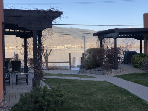 Property grounds - LAKESHORE VILLAS BEACH COWBOY VILLA (Osoyoos)