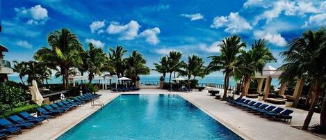 Una piscina al aire libre, una piscina climatizada