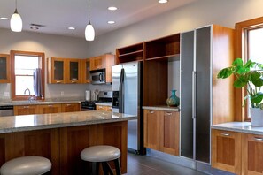 Fridge, microwave, oven, stovetop - Beautiful Historic Downtown Pensacola Charmer (Pensacola)