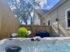 Outdoor spa tub - Beautiful Historic Downtown Pensacola Charmer (Pensacola)