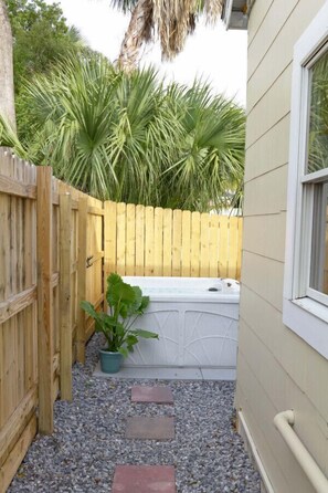 Outdoor spa tub