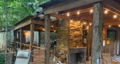 Hideaway from it all ! Holyfield Hideaway, Flag Pond, Tennessee
