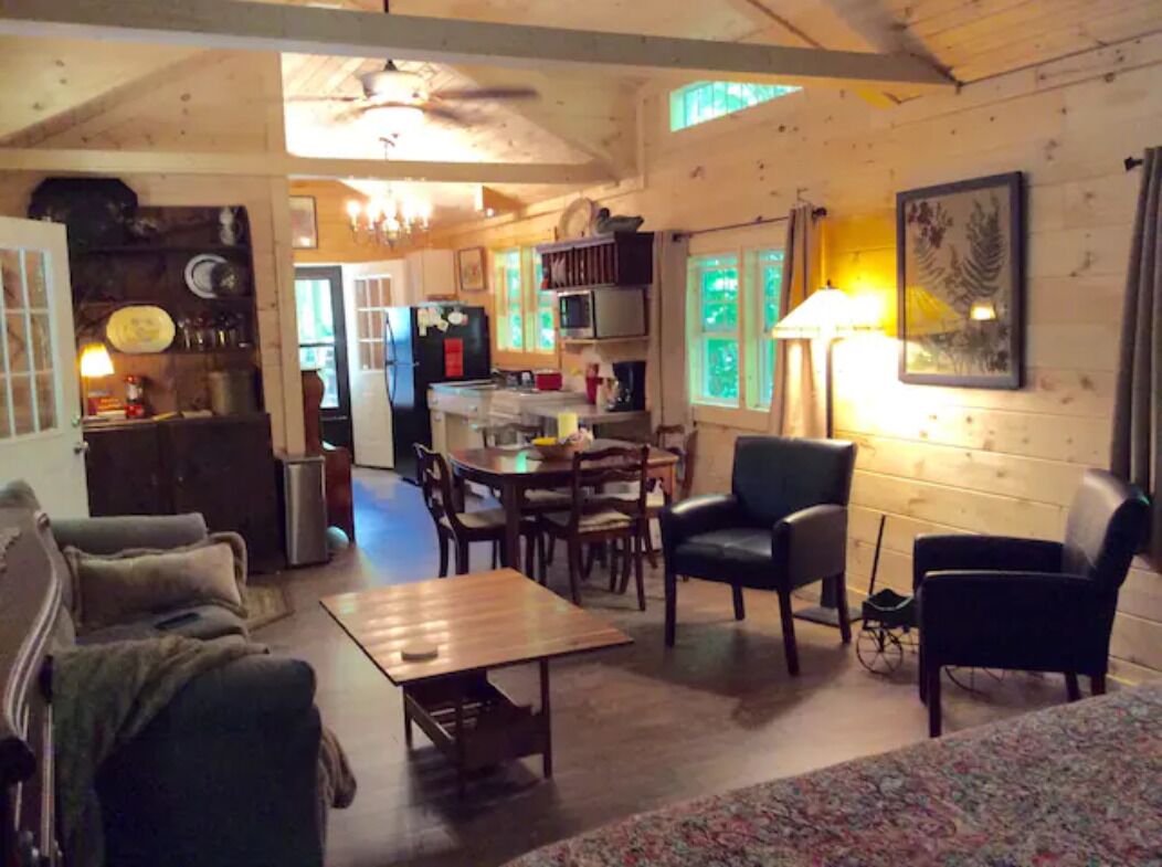 تلفزيون ذكي، مدفأة، مشغل دي في دي، كُتُب