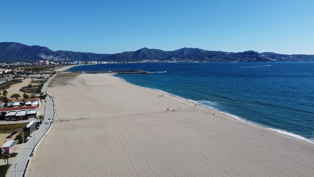 A wide beach with a clear view of the ocean and distant mountains. - Modern 4-bedroom villa, private pool, near beach.  (Empuriabrava)
