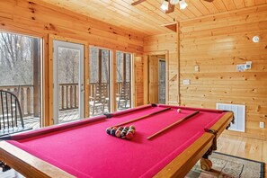 Game room - ★ Bear O'Clock Somewhere ★ | Hot Tub, Pool Access, Game Room, Arcades, Billiards (Sevierville)