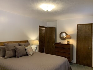 4 bedrooms, iron/ironing board, free WiFi, bed sheets