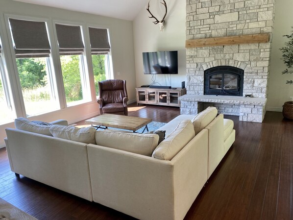 Smart TV, fireplace