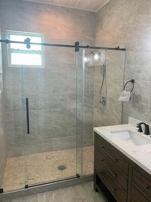 Dusche, Haartrockner, Handtücher, Seife