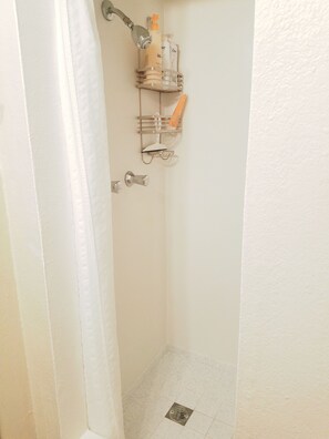 Een douche, een haardroger, handdoeken, zeep