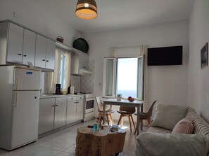 Refrigerador, horno, cafetera y tetera y tetera eléctrica