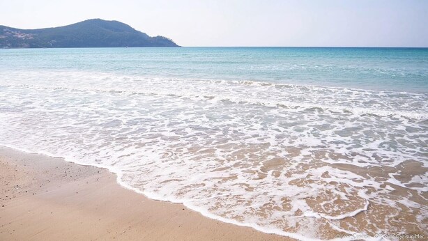 A beach with gentle waves, a clear sky, and a distant mountain. - A 200 m des Plages Appartement Avec Terrasse & Jardin (Saint-Cyr-sur-Mer)