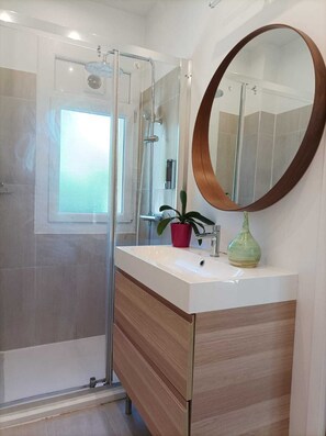 Douche, séchoir à cheveux, savon, shampooing