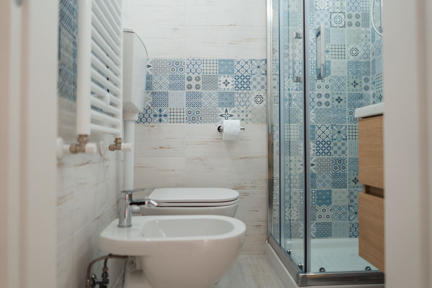 Douche, sèche-cheveux, bidet, serviettes fournies