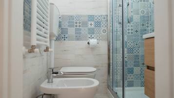Douche, sĂšche-cheveux, bidet, serviettes fournies