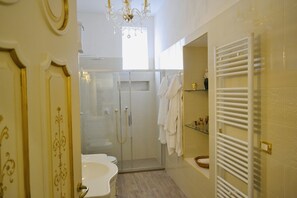 Een douche, een haardroger, een bidet, handdoeken