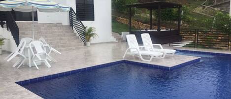 حمّام سباحة خارجي