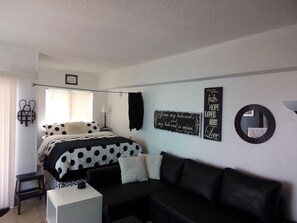 Tabla de planchar con plancha, wifi gratis y ropa de cama 