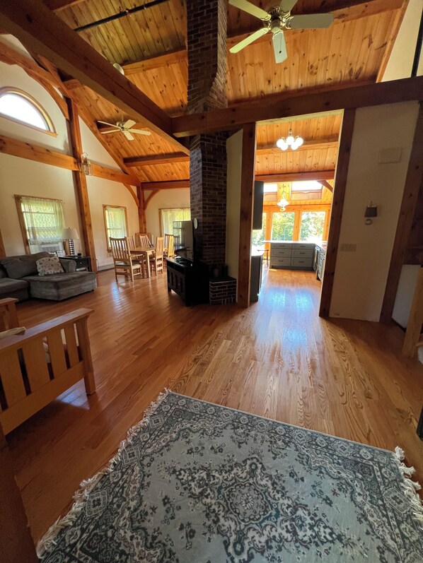 Smart TV, books - Post and Beam House with access to acres of land. Ample parking & new kitchen.  (Baldwin)