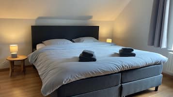 5 makuuhuonetta, työpöytä, silitysrauta/-lauta, vauvan matkasänky