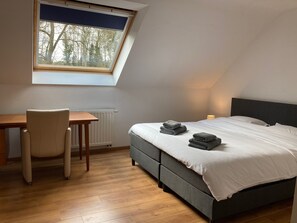 5 bedrooms, desk, iron/ironing board, travel crib - Hammo, the base for hikes and bike tours (Ham)