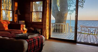 Charming Vintage Lake Cottage