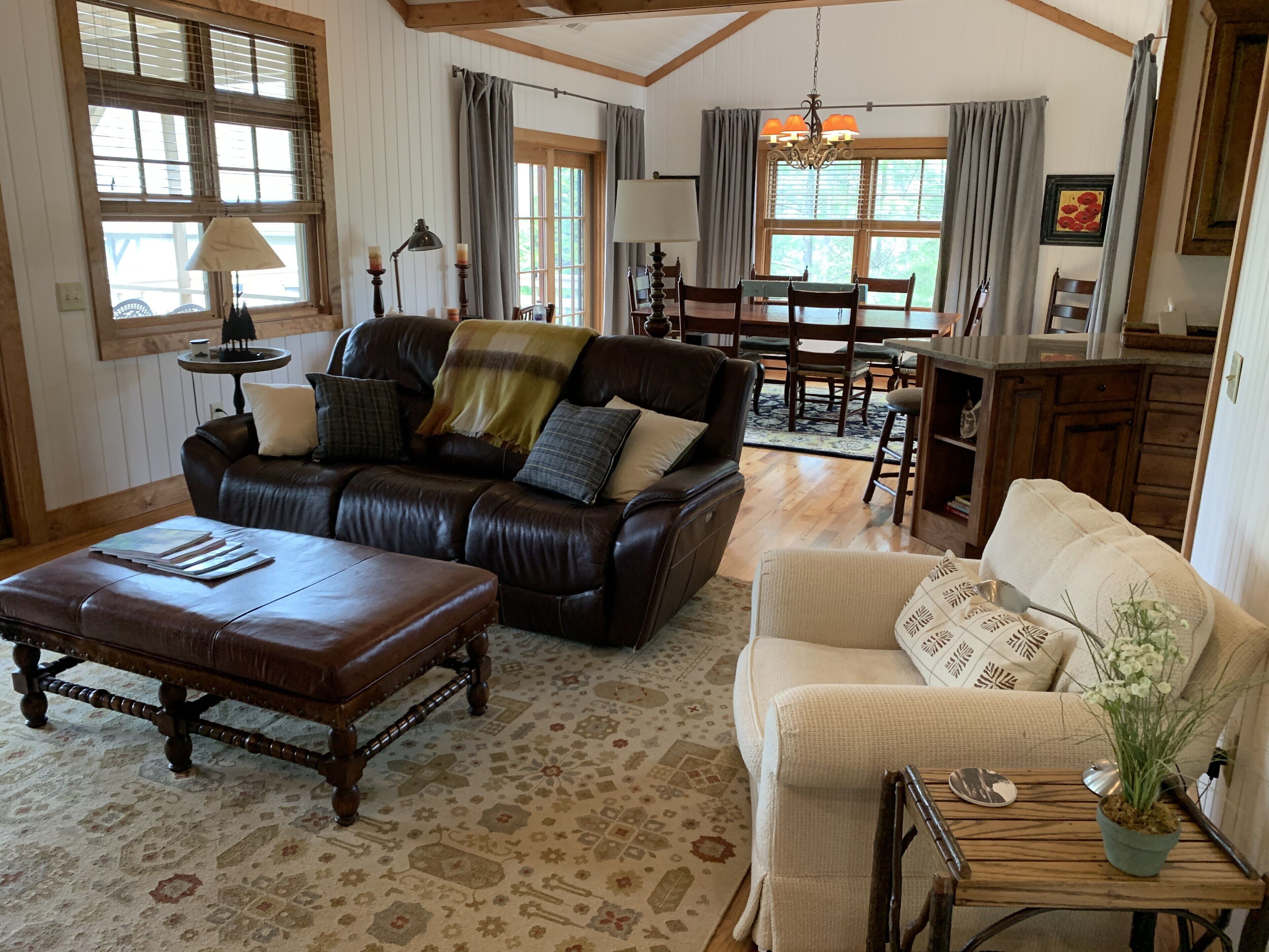 Smart TV, fireplace, DVD player, ping pong