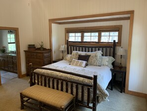 3 chambres, bureau, fer et planche à repasser, lit parapluie