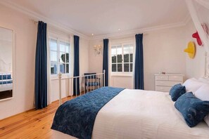 4 slaapkamers, een strijkplank/strijkijzer, internet, beddengoed