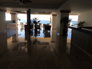 Lobby - Sunset View Luxury 7th floor "Malecon -Oceanfront" Condo in beautiful Mazatlan. (Mazatlán)