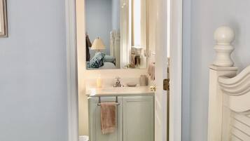 5 bedrooms, iron/ironing board, free WiFi, bed sheets