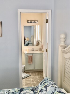 5 bedrooms, iron/ironing board, free WiFi, bed sheets