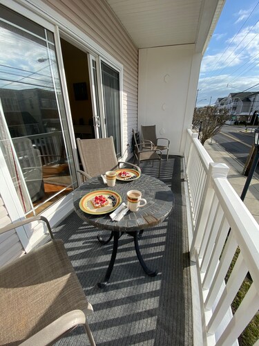 NEW! Corner Townhouse: 3BR, 2 balcony home, 2 blocks to beach!